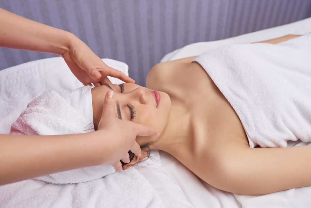 Wellness Overijssel | Wellness Compleet Almelo | woman enjoying face massage 2021 08 27 09 29 09 utc Wellness Overijssel