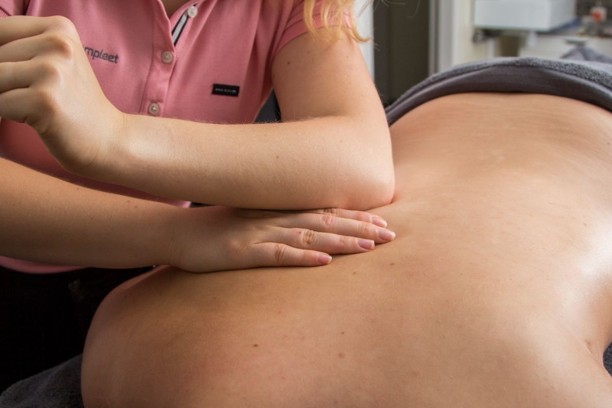 Massage met een elleboog op de rug