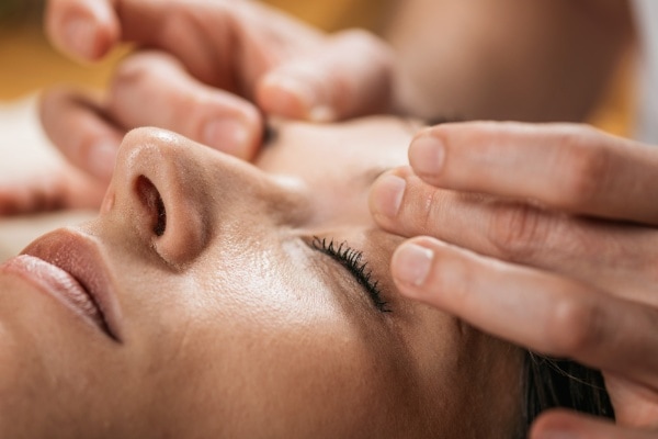 Schoonheidsbehandelingen | Wellness Compleet Almelo | Gezichtsmassage Gezichtsmassage