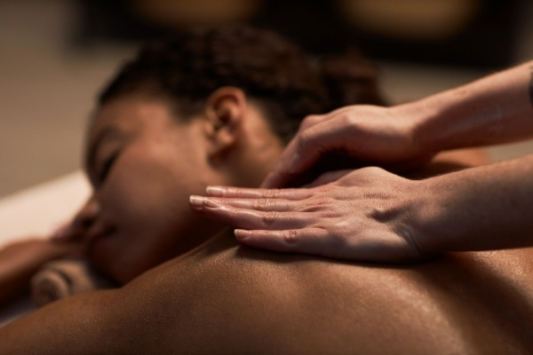 Masseren nek | Wellness Compleet Almelo | Harsen lichaam klein gebied ontspanningsmassage van 30 minuten Harsen lichaam (klein gebied) + ontspanningsmassage van 30 minuten