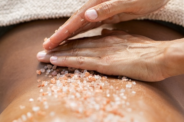 Schoonheidsbehandelingen | Wellness Compleet Almelo | Zoutscrub Pakking Zoutscrub + Pakking