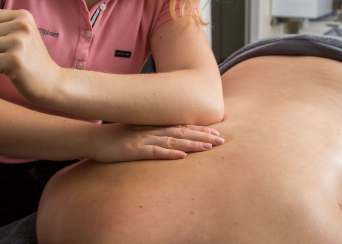 Massage met een elleboog op de rug